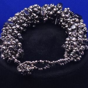beaded bracelet with silver-tone and dark gray beads